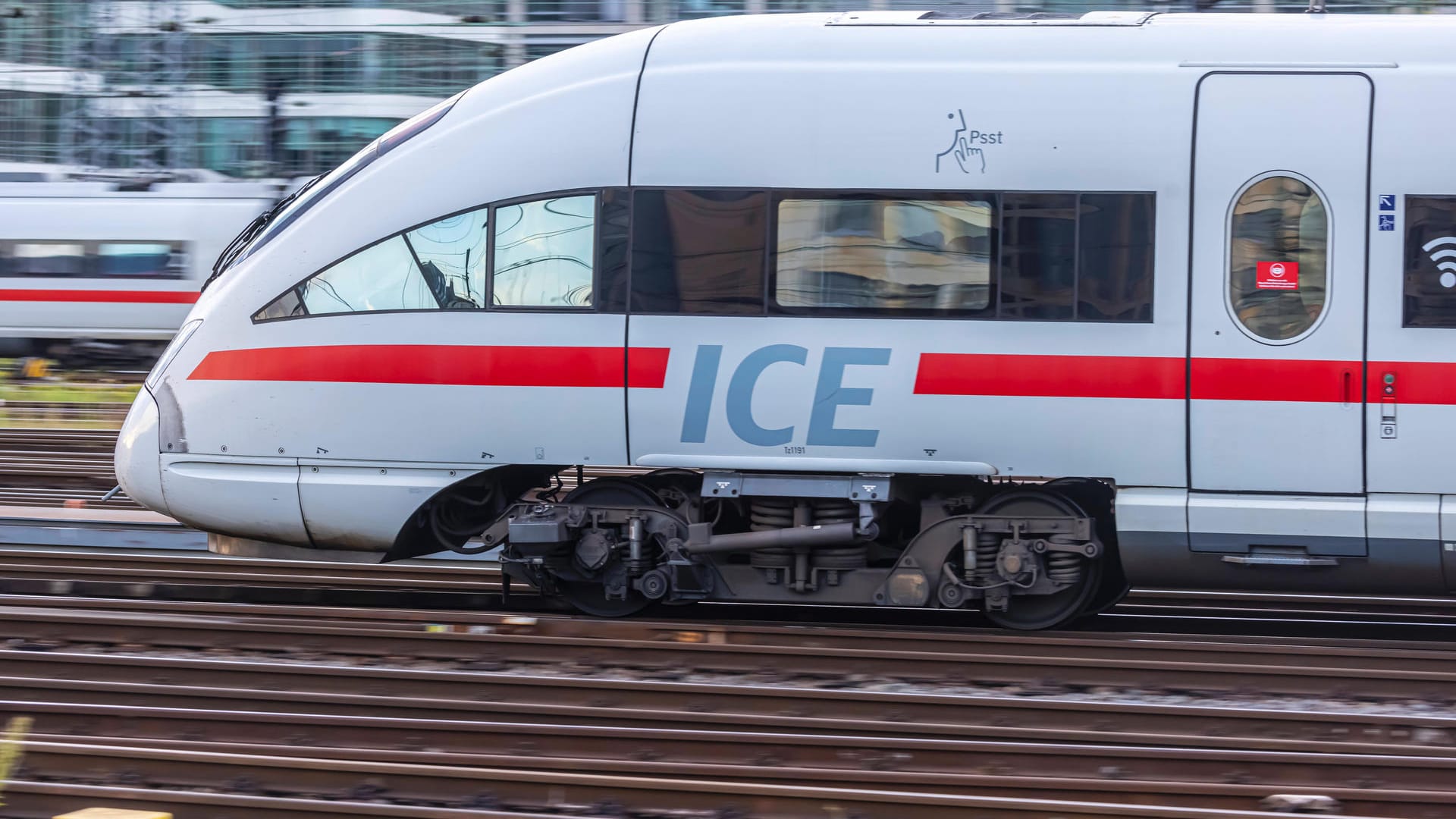 Ein ICE fährt in den Hauptbahnhof in Frankfurt am Main ein (Symbolbild): Bei einem Zug in Offenburg kam es zu einem Feuer an einer Bremse. Ein ICE fährt in den Hauptbahnhof in Frankfurt am Main ein (Symbolbild): Bei einem Zug in Offenburg kam es zu einem Feuer an einer Bremse.