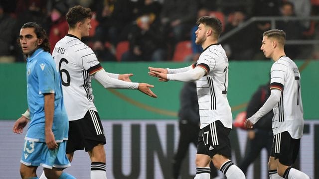Nach dem siegreichen Jahresabschluss blickt die deutsche U21 mit Zuversicht der Entscheidung in der EM-Qualifikation entgegen. Nach dem siegreichen Jahresabschluss blickt die deutsche U21 mit Zuversicht der Entscheidung in der EM-Qualifikation entgegen.