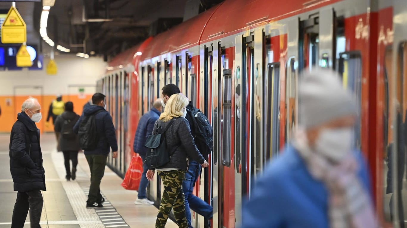 Fahrgäste steigen in eine S-Bahn ein (Symbolbild): Die Ampel-Parteien wollen die 3G-Regel in Bussen und Bahnen einführen.