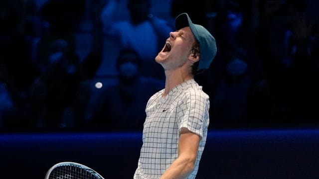 Jannik Sinner feiert nach seinem Sieg gegen Hubert Hurkacz.