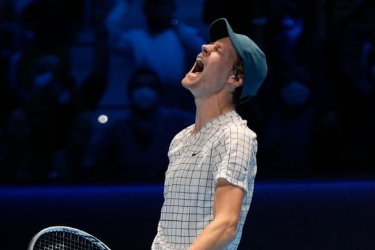 Jannik Sinner feiert nach seinem Sieg gegen Hubert Hurkacz.