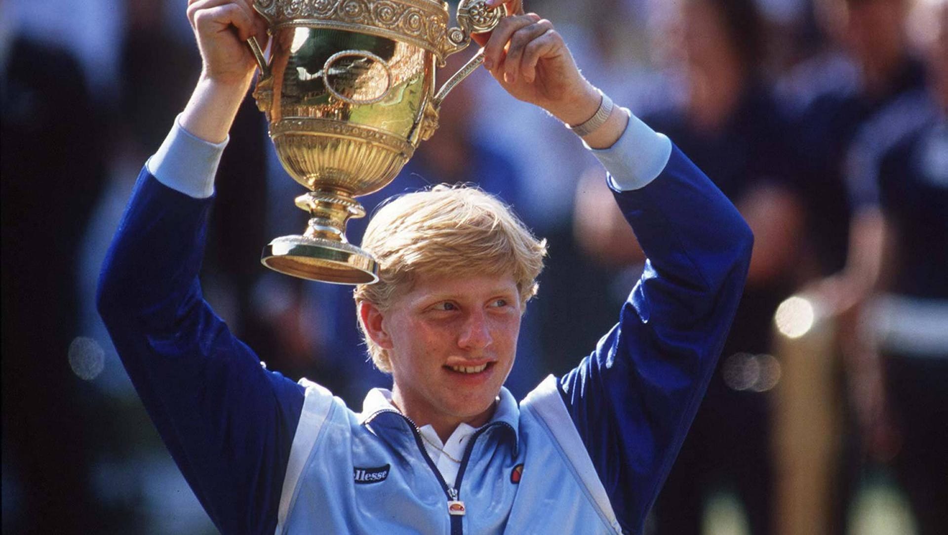 Boris Becker: Siegesjubel des Tennis-Profis mit dem Pokal nach dem Wimbledon Finale im Jahr 1985.