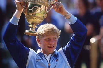 Boris Becker: Siegesjubel des Tennis-Profis mit dem Pokal nach dem Wimbledon Finale im Jahr 1985.