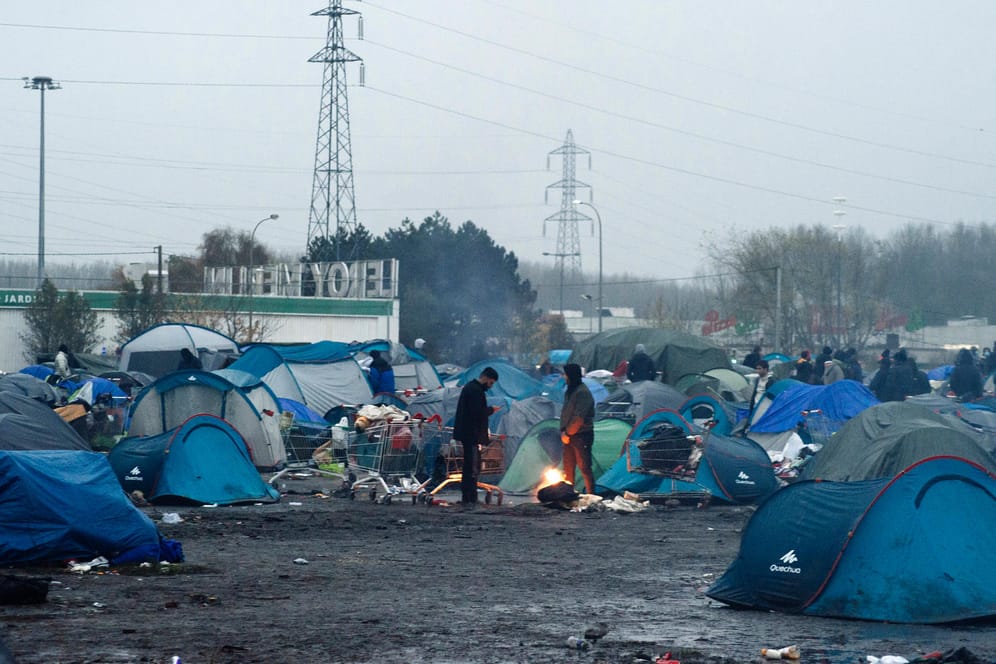 Migranten in einem Lager in Grande-Synthe in Nordfrankreich: Viele hoffen auf eine Gelegenheit, nach Großbritannien zu gelangen.