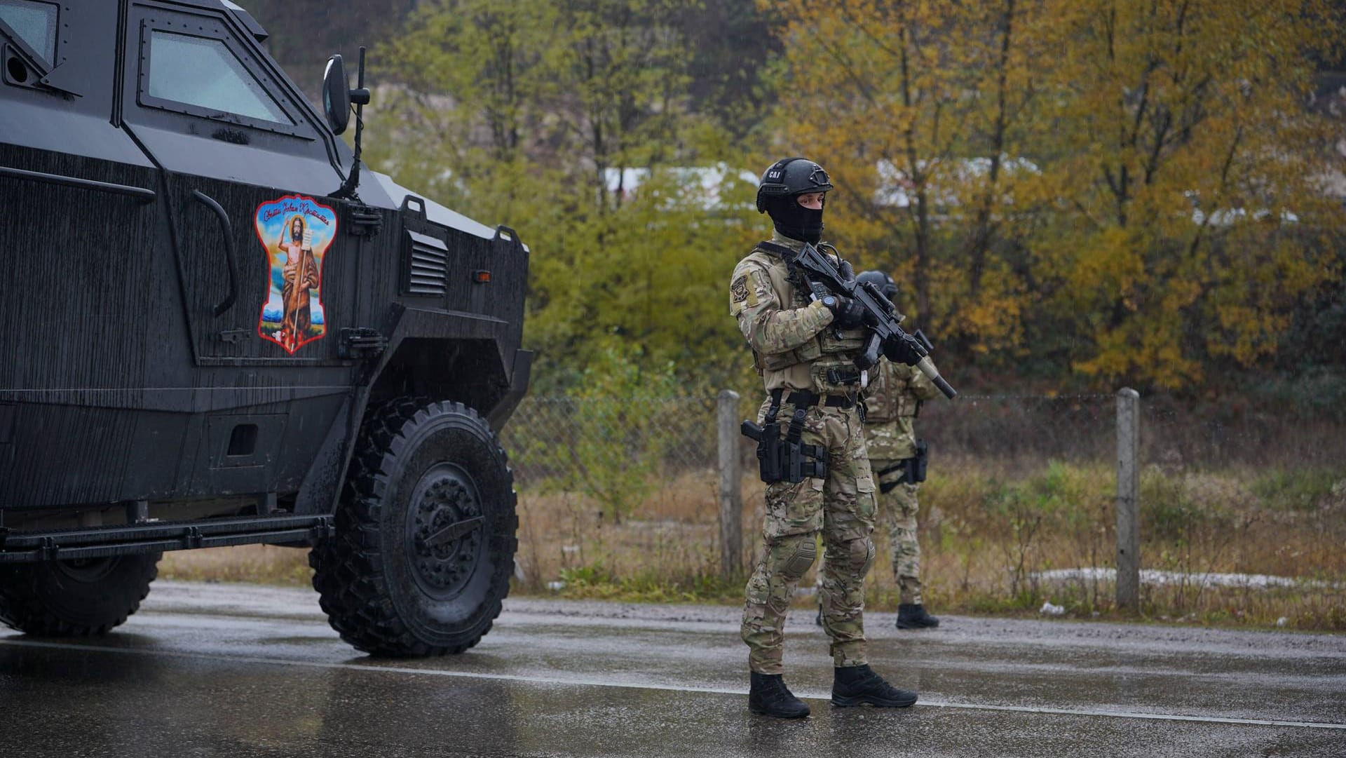 Ein Soldat einer Antiterroreinheit bewacht das Treffen von Milorad Dodik mit Ungarns Premierminister Orban nördlich von Sarajevo.