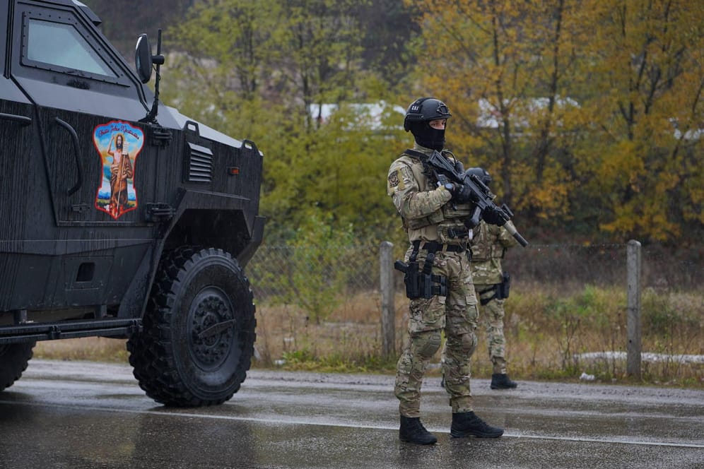 Ein Soldat einer Antiterroreinheit bewacht das Treffen von Milorad Dodik mit Ungarns Premierminister Orban nördlich von Sarajevo.