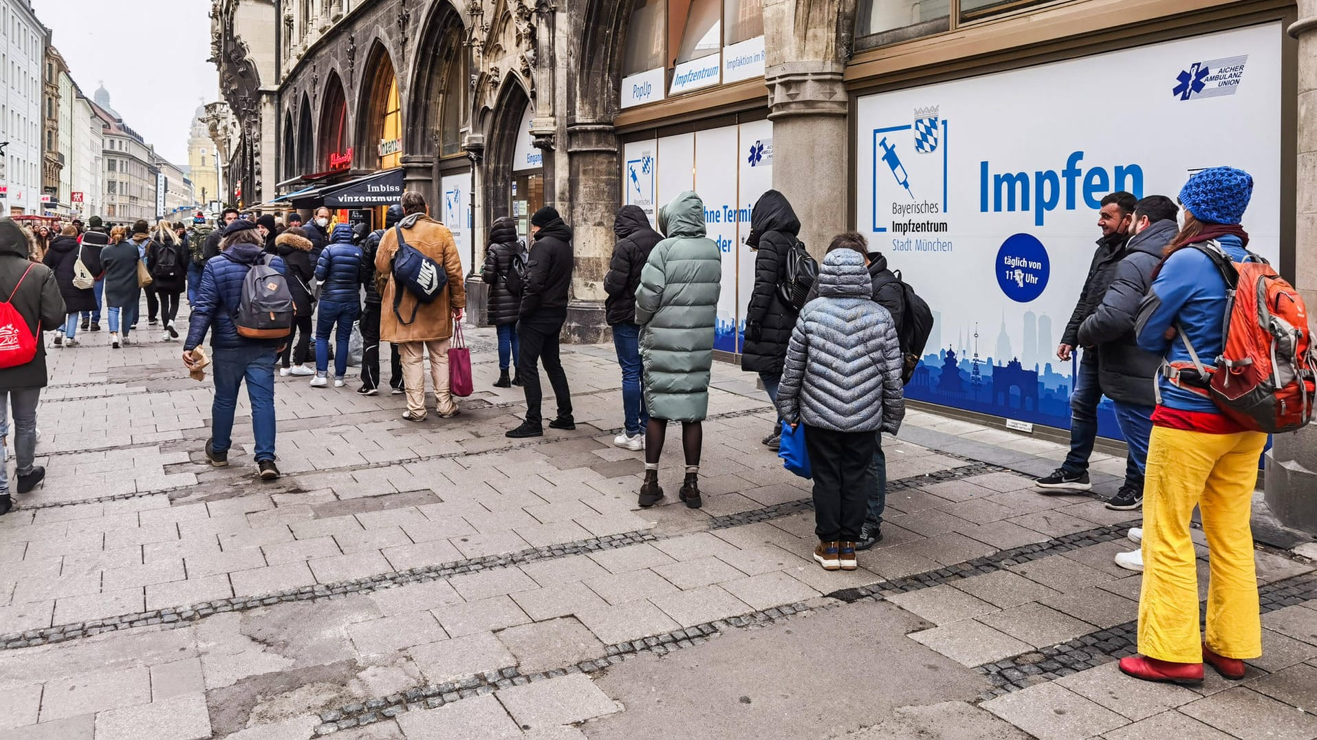 Warteschlange an einem Impfzentrum in München: Sollten Geimpfte eine finanzielle Belohnung bekommen?