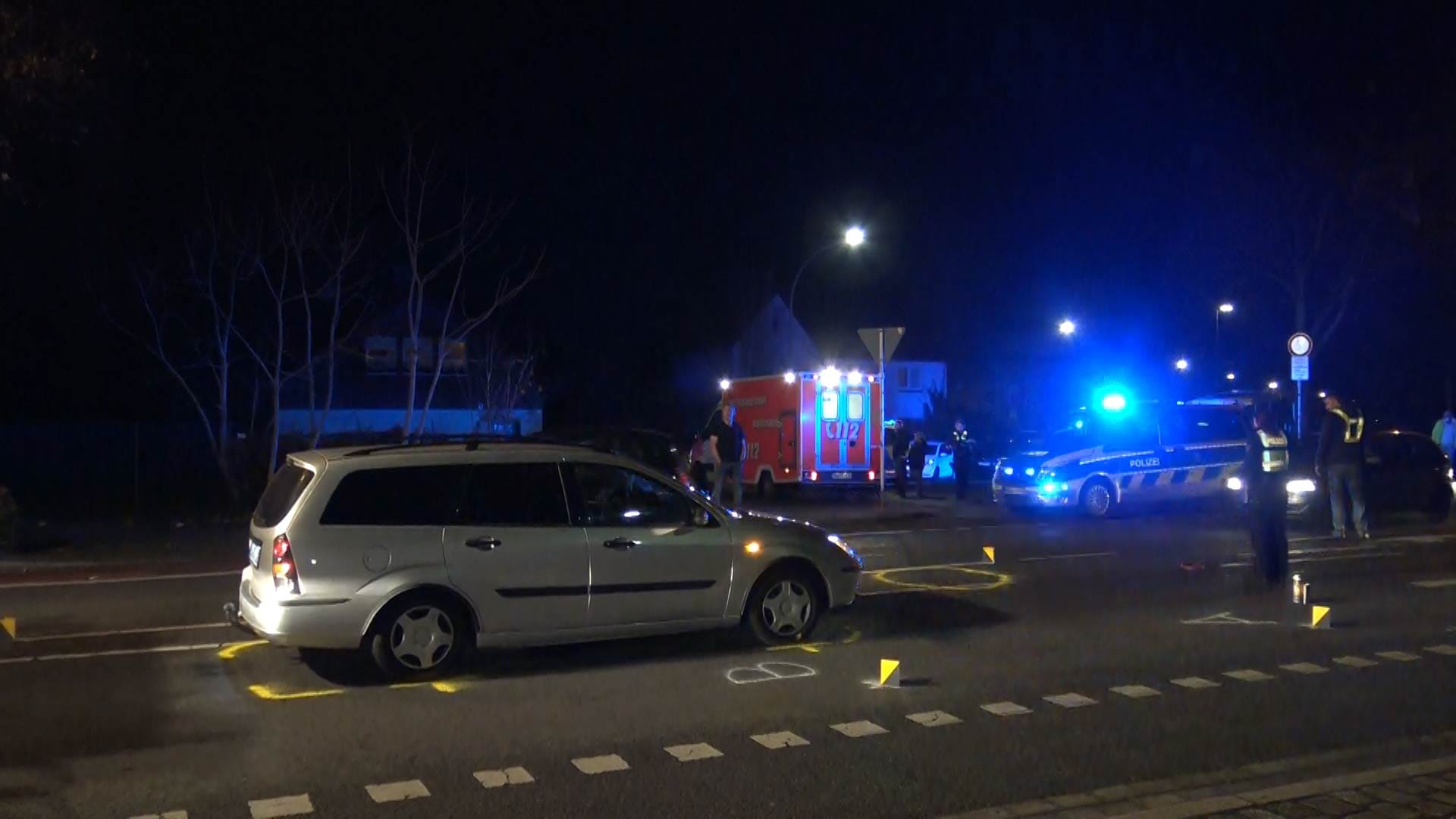 Polizei und Rettungswagen stehen vor dem Unfallauto: Der Fußgänger erlitt Kopfverletzungen. Polizei und Rettungswagen stehen vor dem Unfallauto: Der Fußgänger erlitt Kopfverletzungen.