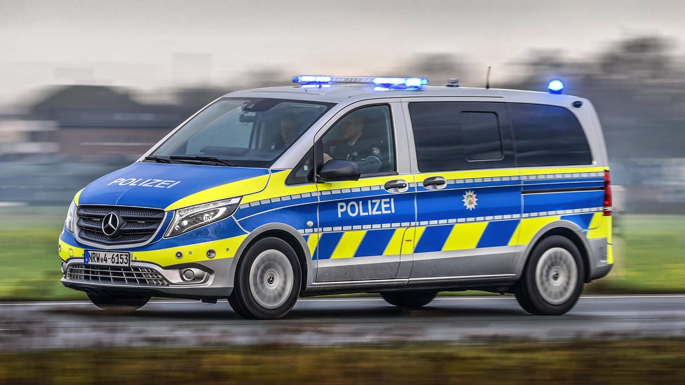 Einsatzwagen in Bayern (Symbolfoto): In dem Bundesland gibt es am Mittwoch Probleme bei der Nutzung der 110.