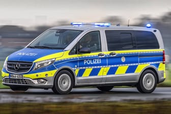 Einsatzwagen in Bayern (Symbolfoto): In dem Bundesland gibt es am Mittwoch Probleme bei der Nutzung der 110.