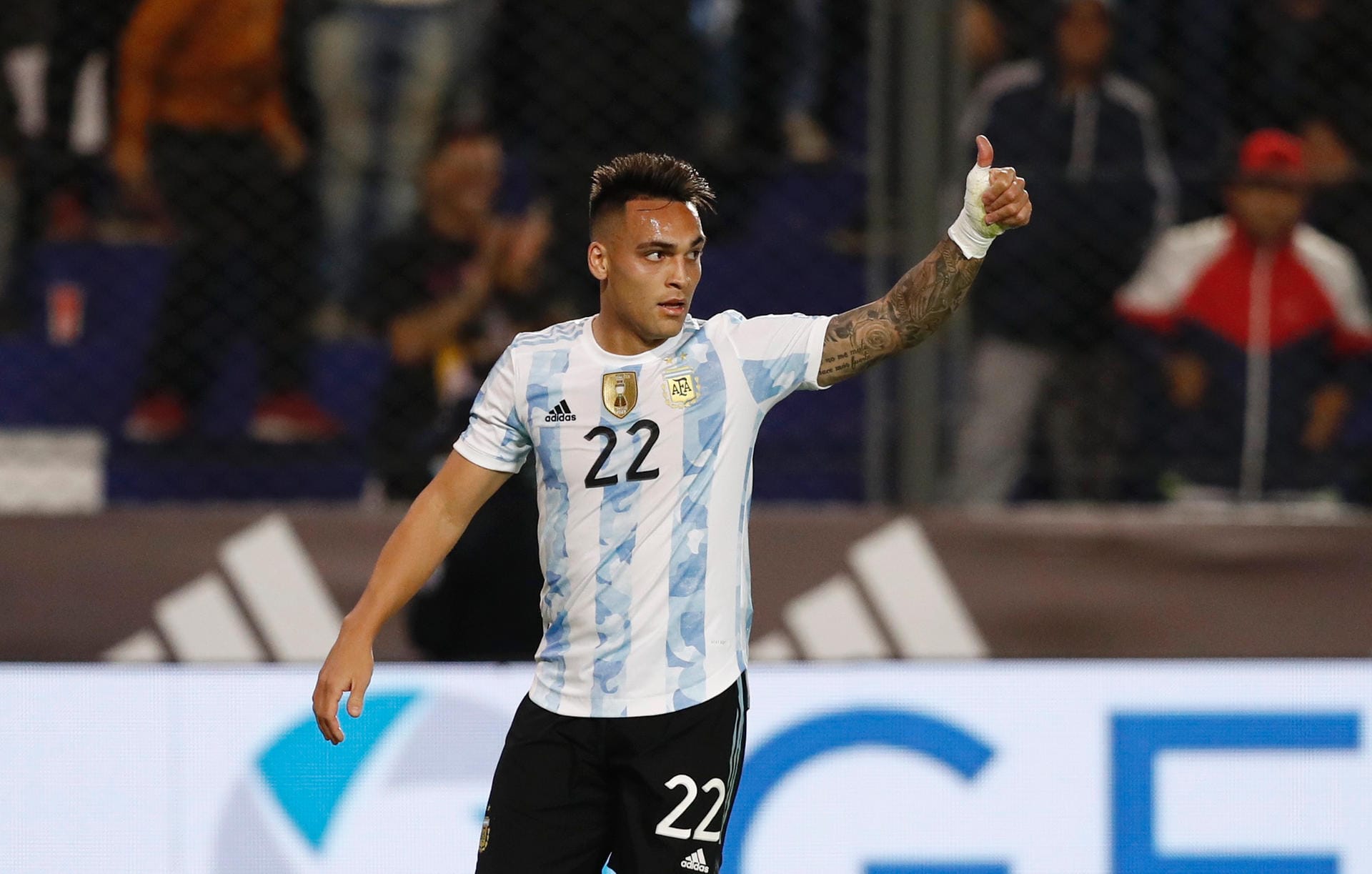 Argentinien: Der WM-Finalist von 2014 ist natürlich auch dabei und löste als zweites Team Südamerikas nach Brasilien das Ticket. Für Lautaro Martinez (im Bild) und Co. wird es das große Ziel sein, für den ersten WM-Titel Lionel Messis zu sorgen.