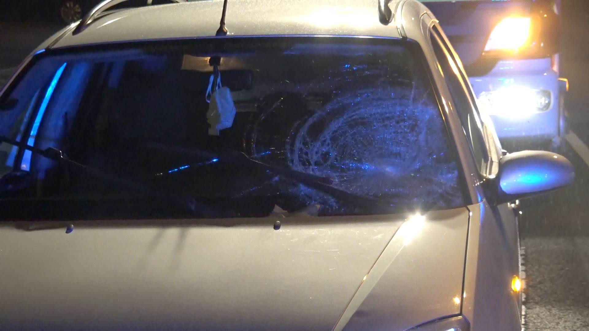 Die Winschutzscheibe des Unfallwagen ist zersplittert: Der Fußgänger erlitt schwere Kopfverletzungen.