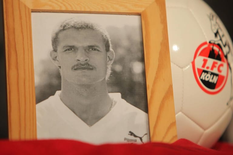 Ein Foto von Maurice Banach vor einem Fußball (Archivbild): Vor 30 Jahren kam der Stürmer bei einem Autounfall ums Leben.