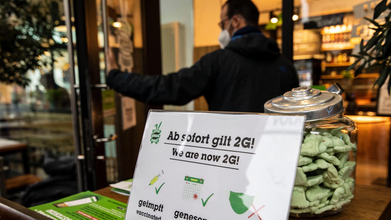 Klare Regeln (Symbolbild): In vielen Bundesländern wie Berlin herrscht bereits eine 2G-Regel in der Gastronomie. Ifo-Chef Fuest spricht sich für solche Maßnahmen aus, zum Schutz der Wirtschaft.