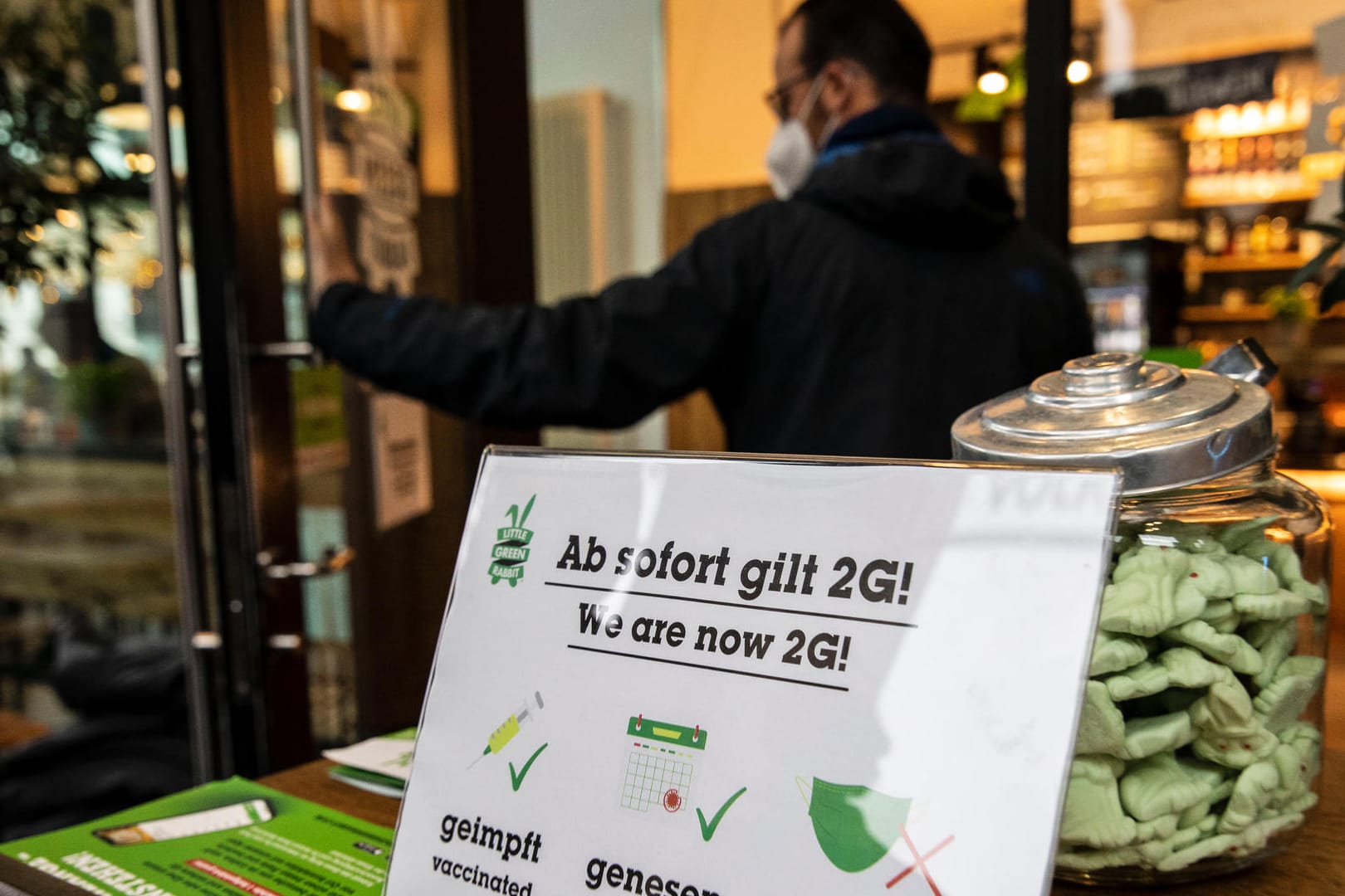 Klare Regeln (Symbolbild): In vielen Bundesländern wie Berlin herrscht bereits eine 2G-Regel in der Gastronomie. Ifo-Chef Fuest spricht sich für solche Maßnahmen aus, zum Schutz der Wirtschaft. Klare Regeln (Symbolbild): In vielen Bundesländern wie Berlin herrscht bereits eine 2G-Regel in der Gastronomie. Ifo-Chef Fuest spricht sich für solche Maßnahmen aus, zum Schutz der Wirtschaft.