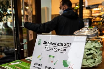 Klare Regeln (Symbolbild): In vielen Bundesländern wie Berlin herrscht bereits eine 2G-Regel in der Gastronomie. Ifo-Chef Fuest spricht sich für solche Maßnahmen aus, zum Schutz der Wirtschaft.