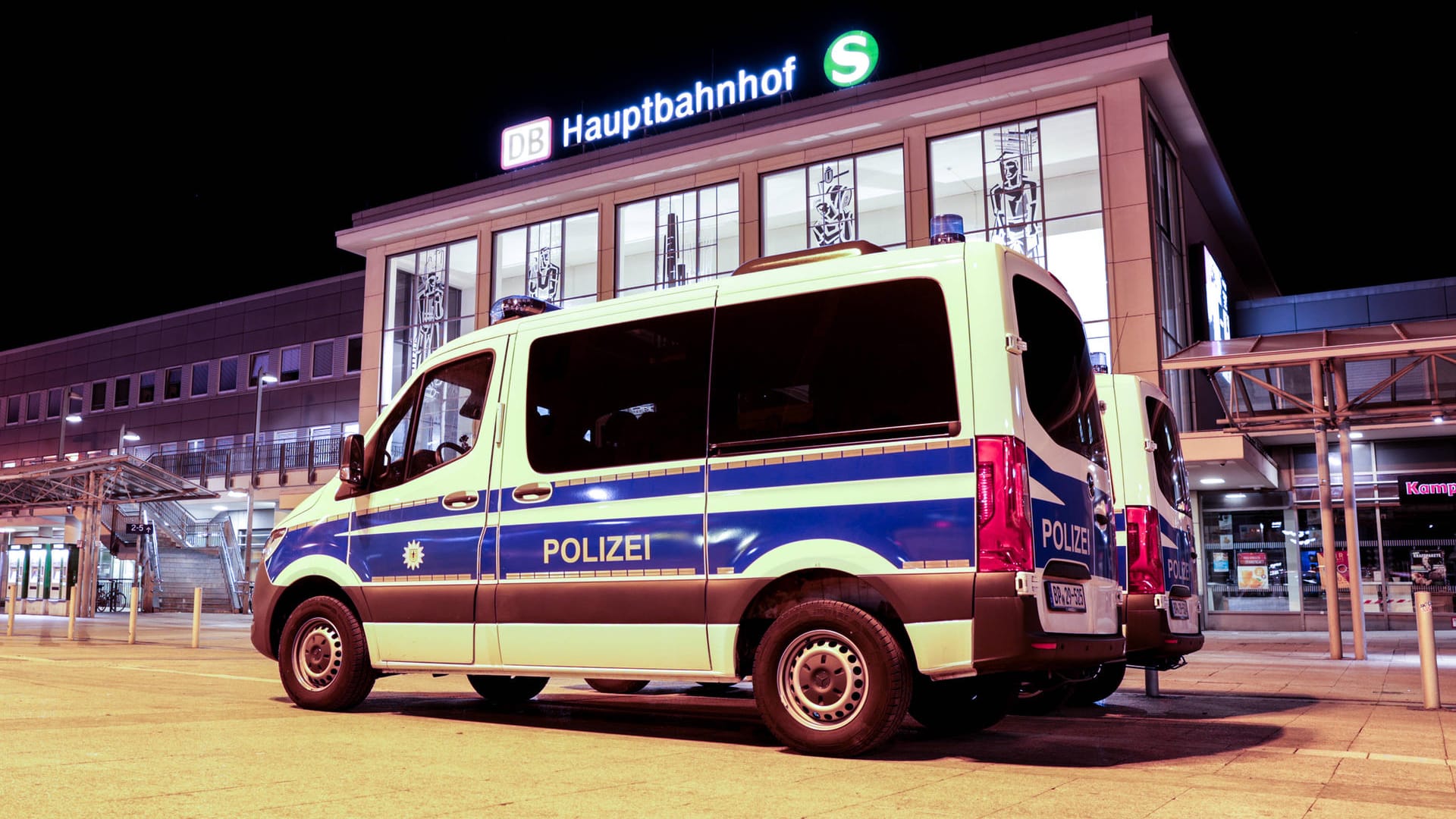 Wagen der Polizei vor dem Bahnhof Dortmund (Archivbild): In einer Regionalbahn hat ein Maskenverweigerer randaliert.