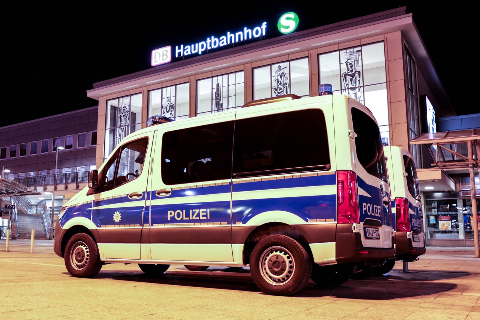 Wagen der Polizei vor dem Bahnhof Dortmund (Archivbild): In einer Regionalbahn hat ein Maskenverweigerer randaliert.