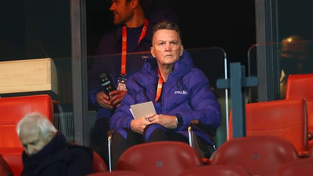 Verfolgte die Partie wegen einer Hüftverletzung im Rollstuhl sitzend von der Tribüne aus und gab per Telefon Anweisungen: Louis van Gaal. Verfolgte die Partie wegen einer Hüftverletzung im Rollstuhl sitzend von der Tribüne aus und gab per Telefon Anweisungen: Louis van Gaal.