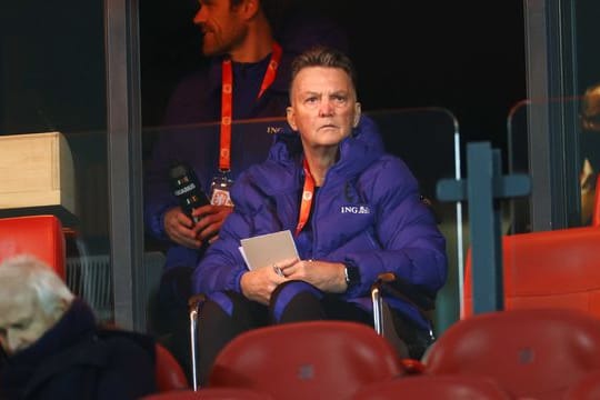 Verfolgte die Partie wegen einer Hüftverletzung im Rollstuhl sitzend von der Tribüne aus und gab per Telefon Anweisungen: Louis van Gaal.