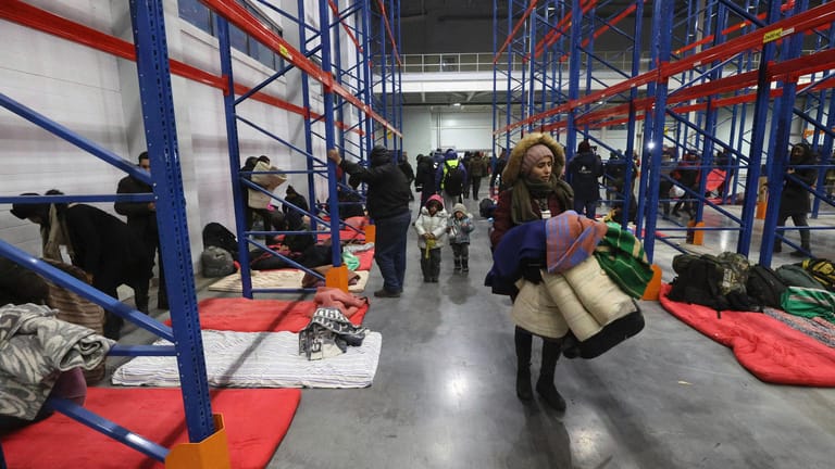 Nachtlager für Migranten: Lukaschenko hatte die Unterbringung in einer Lagerhalle erlaubt.
