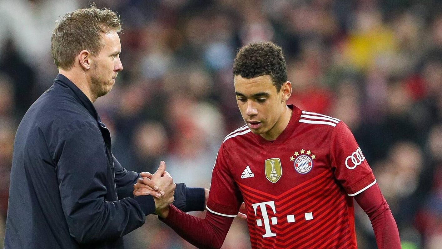 Julian Nagelsmann und Jamal Musiala (r.): Der Spieler ist seit Juli 2020 bei den Bayern-Profis, kam bisher auf 54 Einsätze.