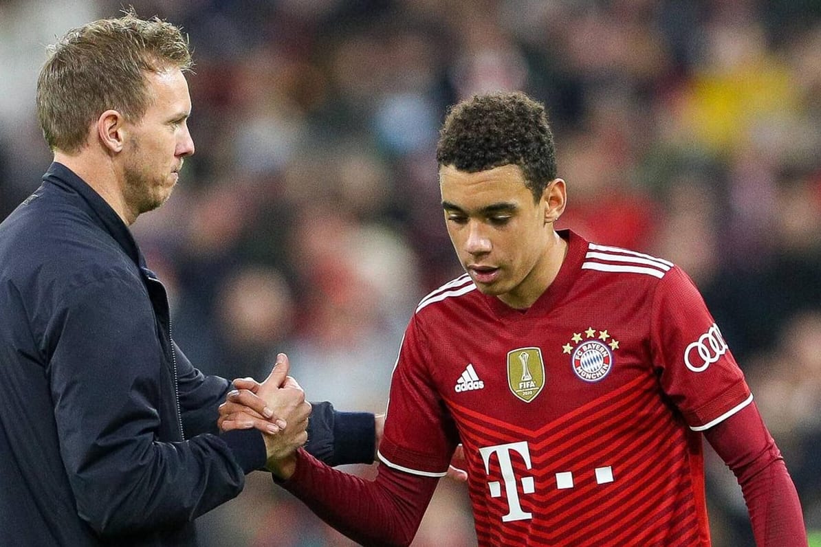 Julian Nagelsmann und Jamal Musiala (r.): Der Spieler ist seit Juli 2020 bei den Bayern-Profis, kam bisher auf 54 Einsätze.