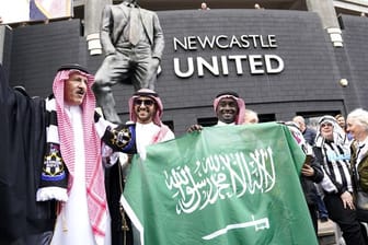 Fans von Newcastle United feiern saudi-arabisch gewandet vor dem Stadion St.