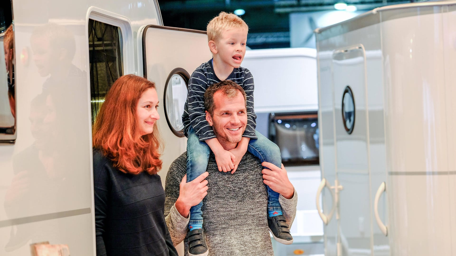 Familie auf Besichtigungstour: Maria, Sascha und Sohn Paul schauen sich die Messe "Touristik & Caravaning" an.
