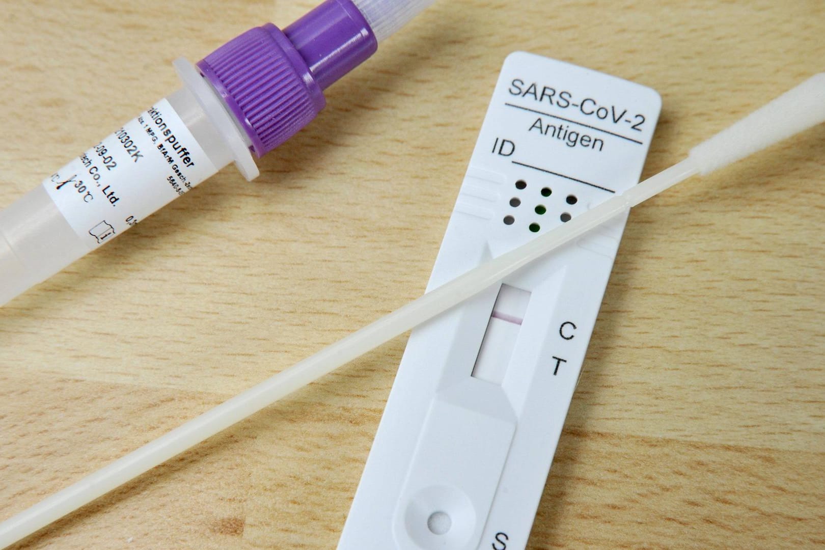 Ein Corona-Selbsttest (Symbolbild): So testen sich viele Menschen selbst zu Hause auf das Coronavirus. Ein Corona-Selbsttest (Symbolbild): So testen sich viele Menschen selbst zu Hause auf das Coronavirus.