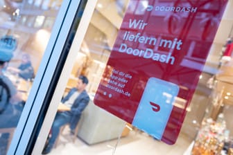 Doordash-Plakat in Stuttgart (Symbolfoto): An einem Restaurant in der Stuttgarter Vorstadt wird für das Unternehmen bereits geworben.
