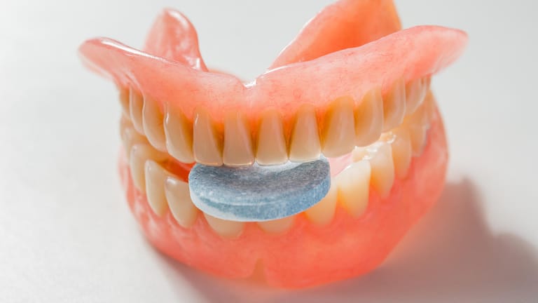 Gebissreinigertabletten in einer Zahnprothese