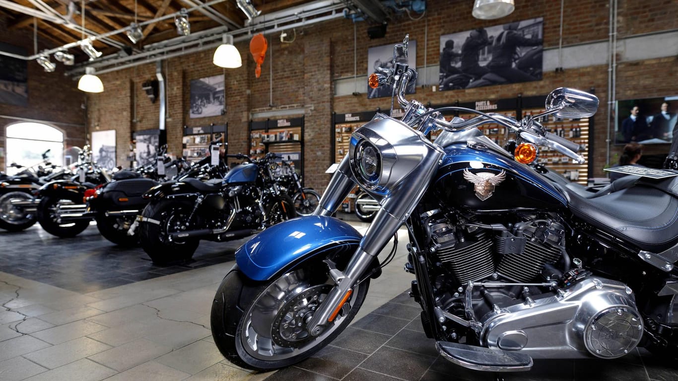 Motorräder stehen im Kölner Harley-Davidson-Store (Archivbild): Nach den beleidigenden und drohenden Äußerungen wurde der Geschäftsführer entlassen.