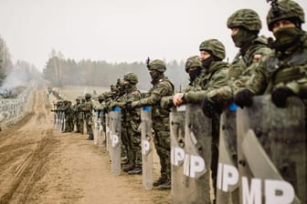 Migranten hinter Stacheldraht: Polnische und belrussische Sicherheitskräfte bewachen schwer bewaffnete die Grenzregion zwischen beiden Ländern