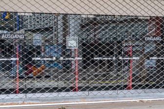 Einzelhandelsgeschäft in der Bremer Innenstadt während des Corona-bedingten Lockdowns Ende Februar 2021 (Archivbild): Die Verbreitung des Virus lasse sich laut Experte nur durch einen Lockdown eindämmen.