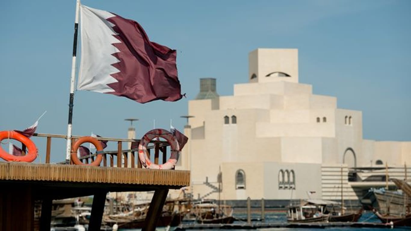 Katar springt mit dem Rennen auf dem Losail International Circuit für Australien ein: Ansicht von der Hauptstadt Doha mit Landesflagge.