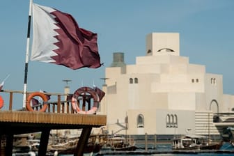 Katar springt mit dem Rennen auf dem Losail International Circuit für Australien ein: Ansicht von der Hauptstadt Doha mit Landesflagge.