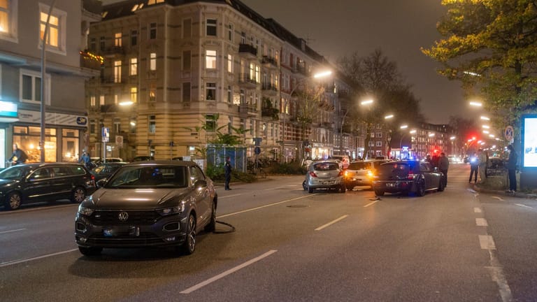 Mehrere Unfallautos stehen auf der Gärtnerstraße: Bei dem Unfall wurde eine Person leicht verletzt.