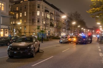 Mehrere Unfallautos stehen auf der Gärtnerstraße: Bei dem Unfall wurde eine Person leicht verletzt.