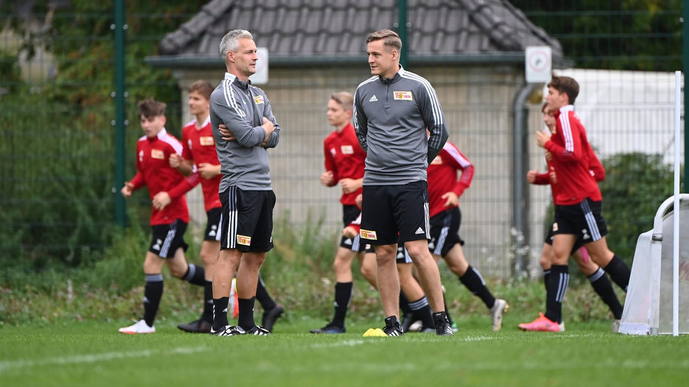 Felix Kroos (r. in grau) neben Unions U19-Trainer André Vilk.