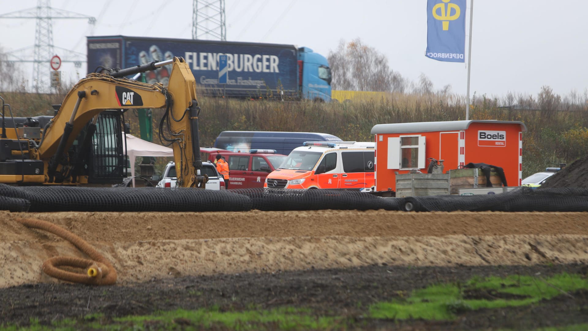 Baustellen- und Rettungsfahrzeuge stehen an der Fundstelle der Bombe: Es wird ein Verkehrschaos auf der Autobahn 7 erwartet. Baustellen- und Rettungsfahrzeuge stehen an der Fundstelle der Bombe: Es wird ein Verkehrschaos auf der Autobahn 7 erwartet.