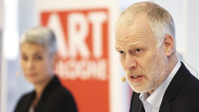 Daniel Hug (r) ist Direktor der der Art Cologne.