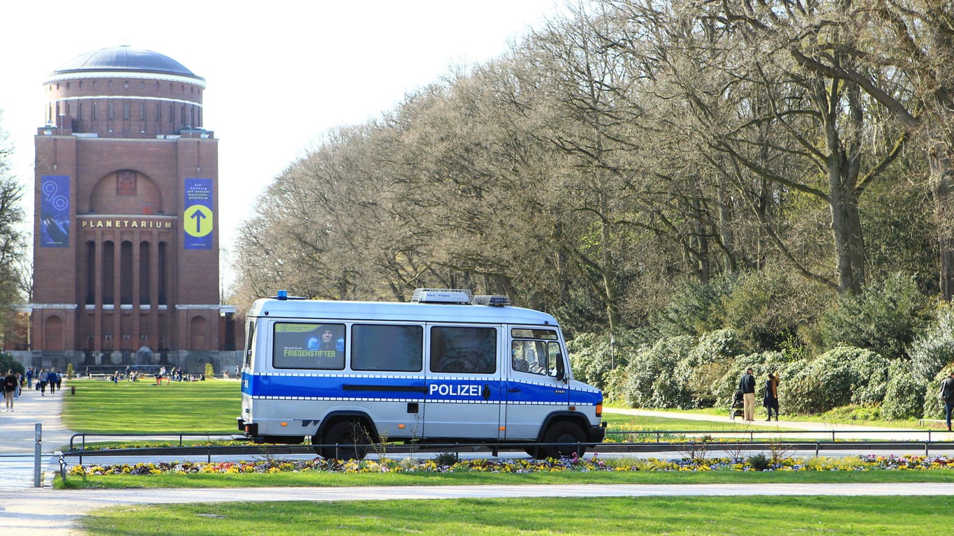 Ein Einsatzwagen der Polizei fährt im Hamburger Stadtpark Streife (Archivbild): Dort hat es am Wochenende zwei bewaffnete Überfalle gegeben.