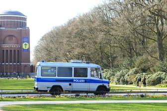 Ein Einsatzwagen der Polizei fährt im Hamburger Stadtpark Streife (Archivbild): Dort hat es am Wochenende zwei bewaffnete Überfalle gegeben.