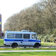 Ein Einsatzwagen der Polizei fährt im Hamburger Stadtpark Streife (Archivbild): Seit 14 Monaten ist in dem Fall der Vergewaltigung noch keine Anklage erhoben worden.