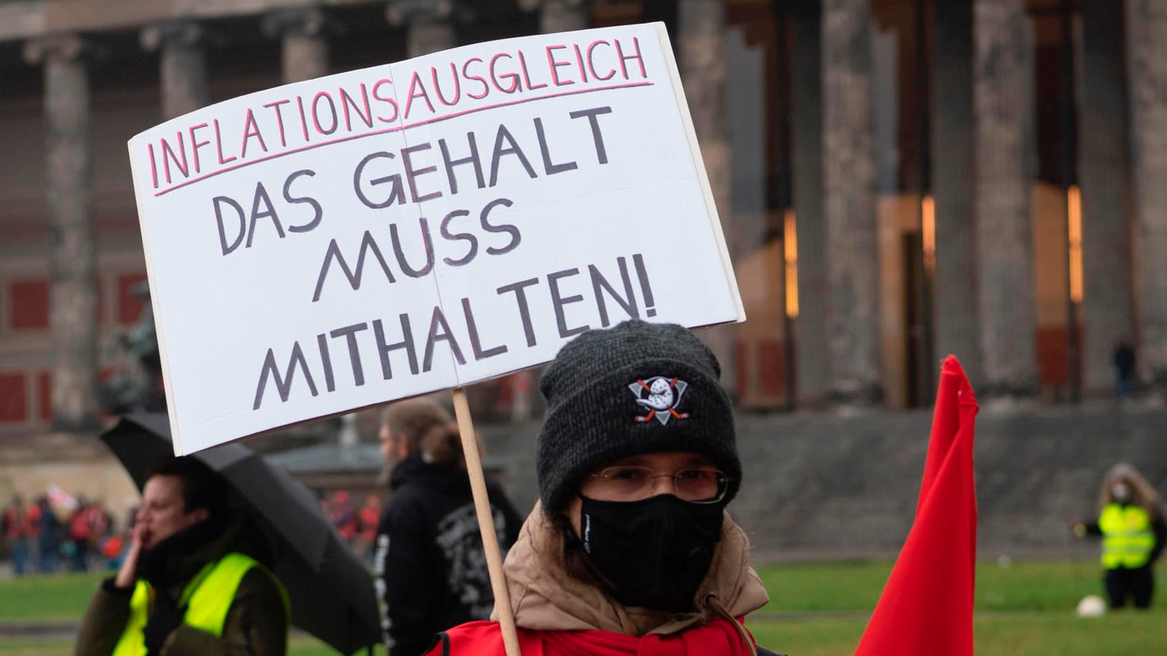"Das Gehalt muss mithalten" steht in Großbuchstaben auf dem Schild einer Teilnehmerin am Warnstreik: Die Gewerkschaften wollen den Druck auf die Arbeitgeber in den Tarifverhandlungen des öffentlichen Dienstes erhöhen. "Das Gehalt muss mithalten" steht in Großbuchstaben auf dem Schild einer Teilnehmerin am Warnstreik: Die Gewerkschaften wollen den Druck auf die Arbeitgeber in den Tarifverhandlungen des öffentlichen Dienstes erhöhen.