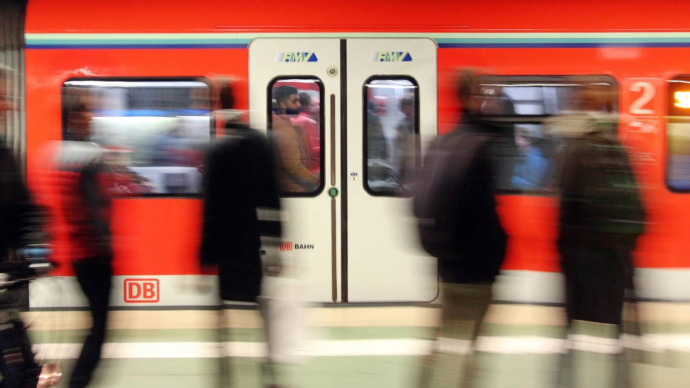 Eine einfahrende S-Bahn am Hauptbahnhof in Frankfurt am Main: Künftig soll in Bussen und Bahnen bundesweit die 3G-Regel gelten.