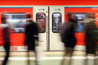 Eine einfahrende S-Bahn am Hauptbahnhof in Frankfurt am Main: Künftig soll in Bussen und Bahnen bundesweit die 3G-Regel gelten.