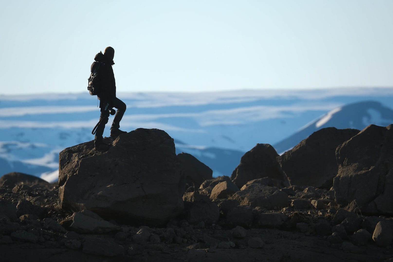 Ein Mann steht an einer Klippe. Lange Wandertouren sind gut für die mentale Entspannung und stärken den Körper.