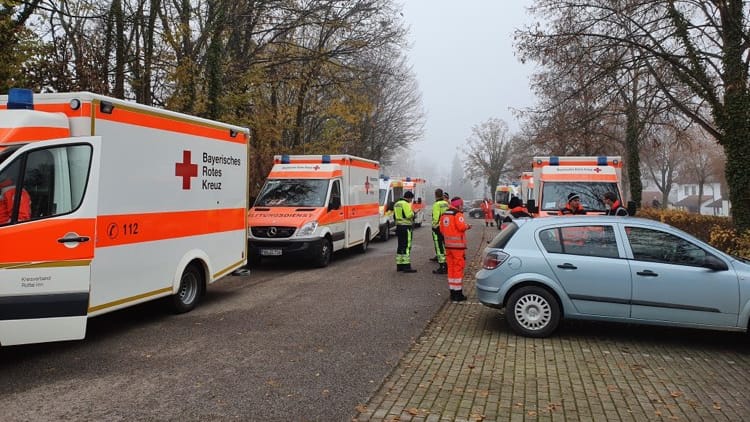 Krankenwagen in Rottal-Inn: Aus dem Ort werden zunehmend Patienten in andere Teile Bayerns gelegt.